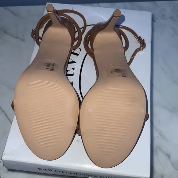 Patent leather heeled sandals - Picture 2 of 4